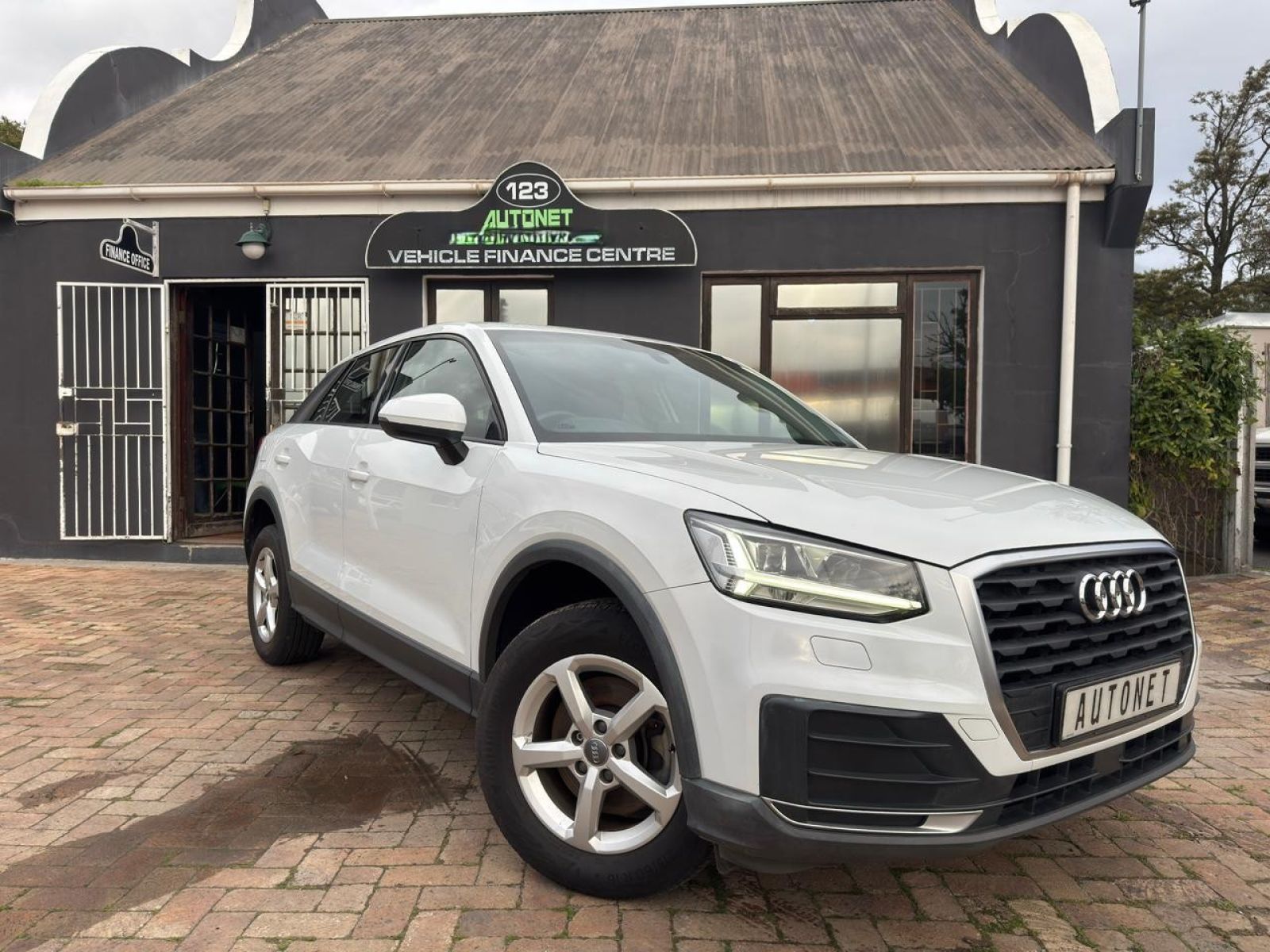 Q2 1.0T FSI STRONIC (30 TFSI)
